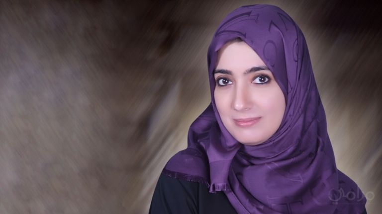 الفنانة التشكيلية الإماراتية نجاة مكي
