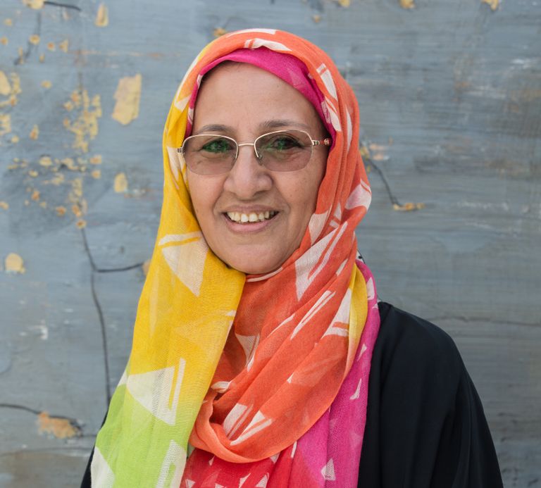 الفنانة التشكيلية الإماراتية نجاة مكي