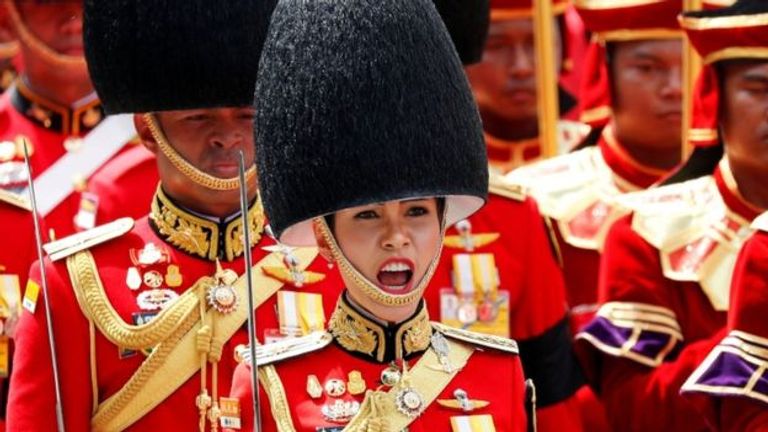 قرينة ملك تايلاند وهي تقود طائرة مقاتلة