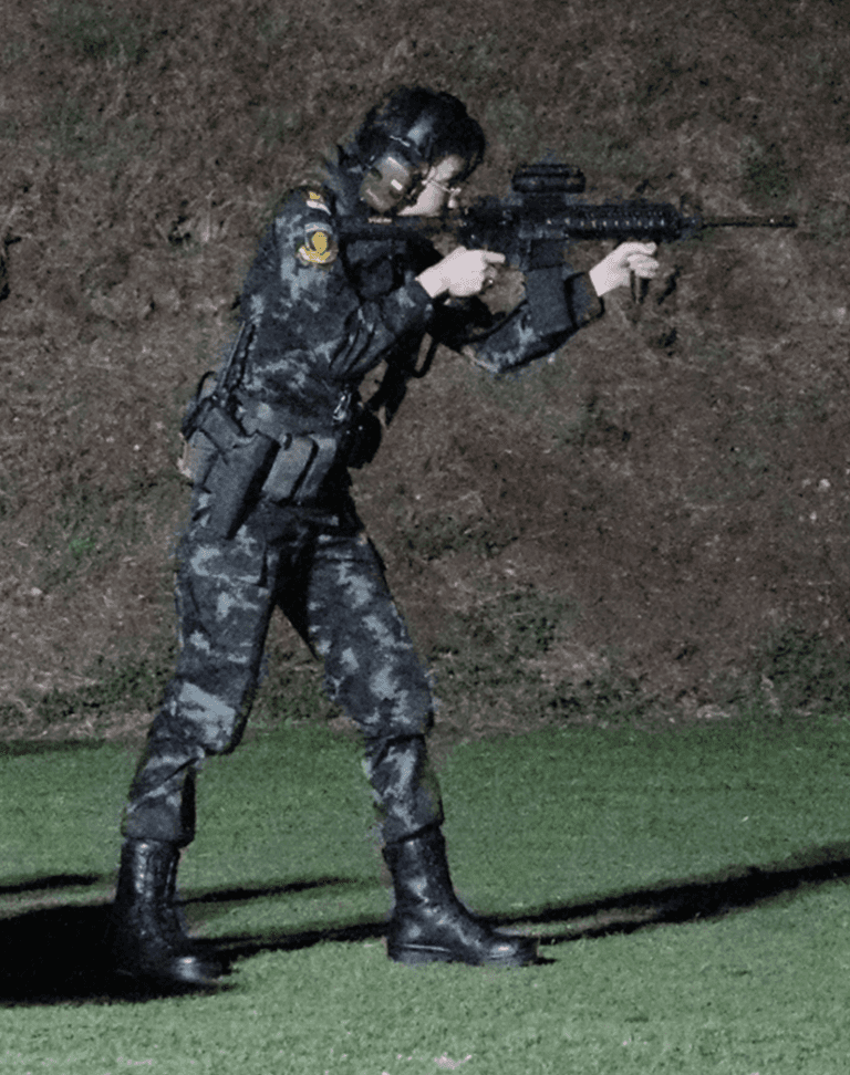 قرينة ملك تايلاند وهي تقود طائرة مقاتلة