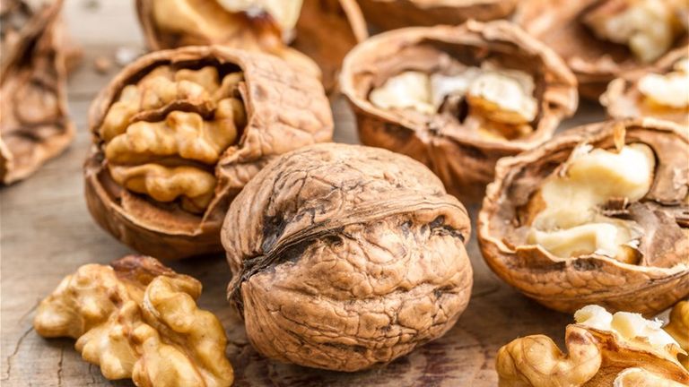 المواد النشطة بيولوجيا الموجودة في الجوز تحارب ارتفاع ضغط الدم