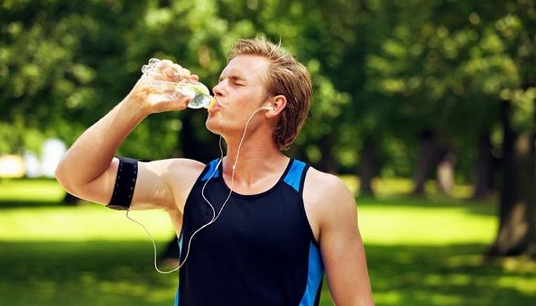 شرب الماء يساعد الرياضيين في التغلب على الطقس الحار - أرشيفية
