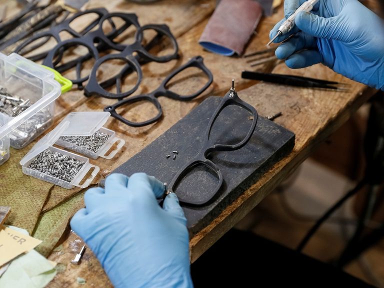 نظارة برائحة القهوة الساخنة