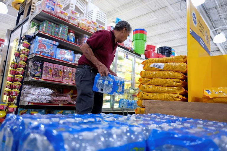 العاصفة مصحوبة برياح تبلغ سرعتها 100 ميل في الساعة