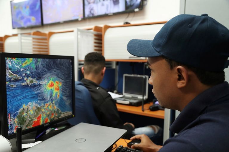 العاصفة مصحوبة برياح تبلغ سرعتها 100 ميل في الساعة