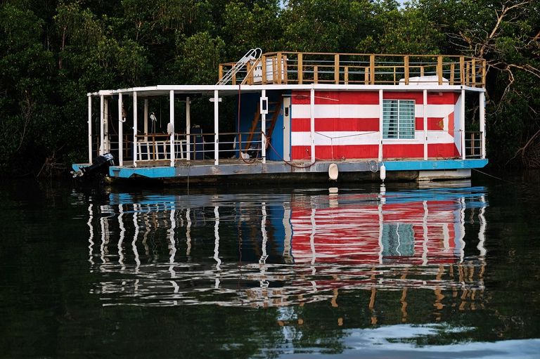 العاصفة مصحوبة برياح تبلغ سرعتها 100 ميل في الساعة