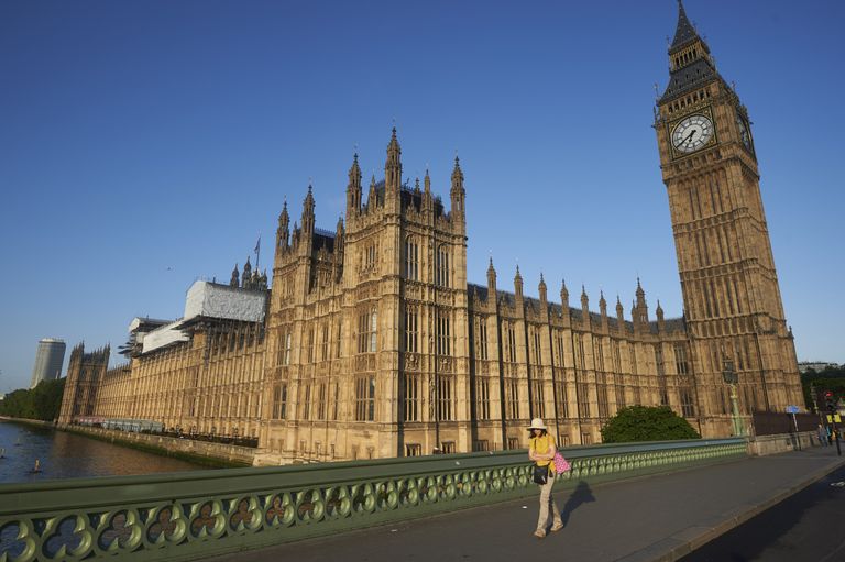 الملكة إليزابيث الثانية ورئيس الوزراء بوريس جونسون