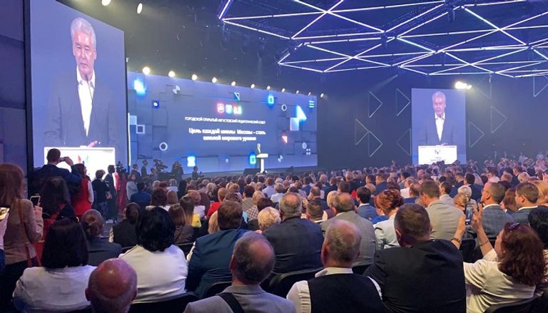 عمدة موسكو يتحدث خلال افتتاح المعرض