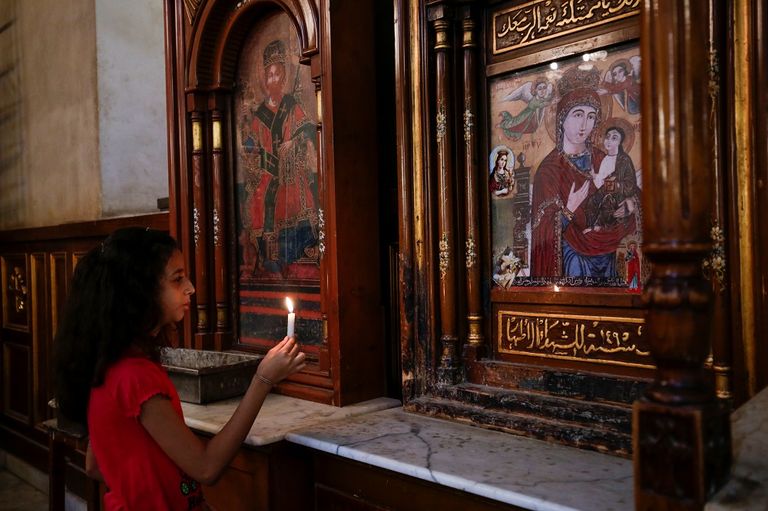 الحاج محمد حسين بات من صناع الشموع القلائل للغاية بالغورية