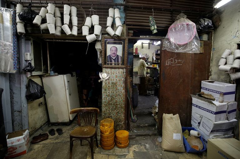 الحاج محمد حسين بات من صناع الشموع القلائل للغاية بالغورية