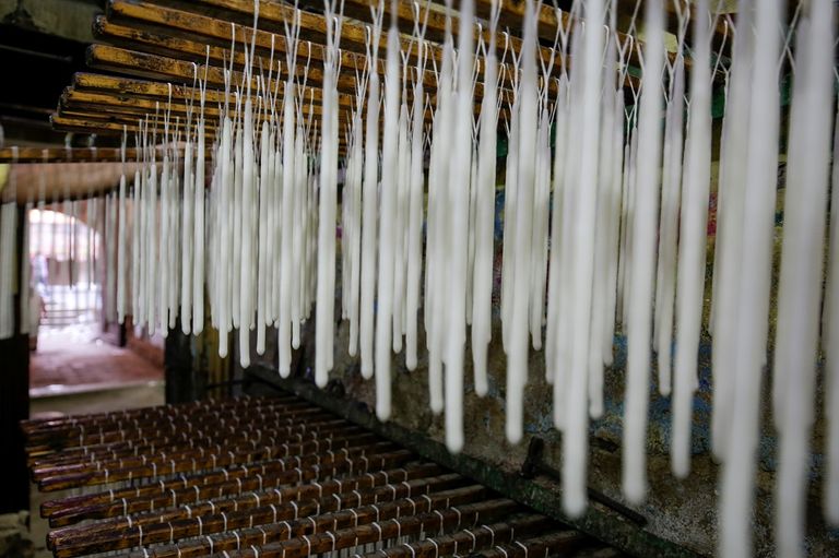 الحاج محمد حسين بات من صناع الشموع القلائل للغاية بالغورية