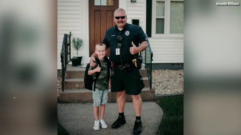 الضابط تطوع لتفقد غرفة نوم الطفل