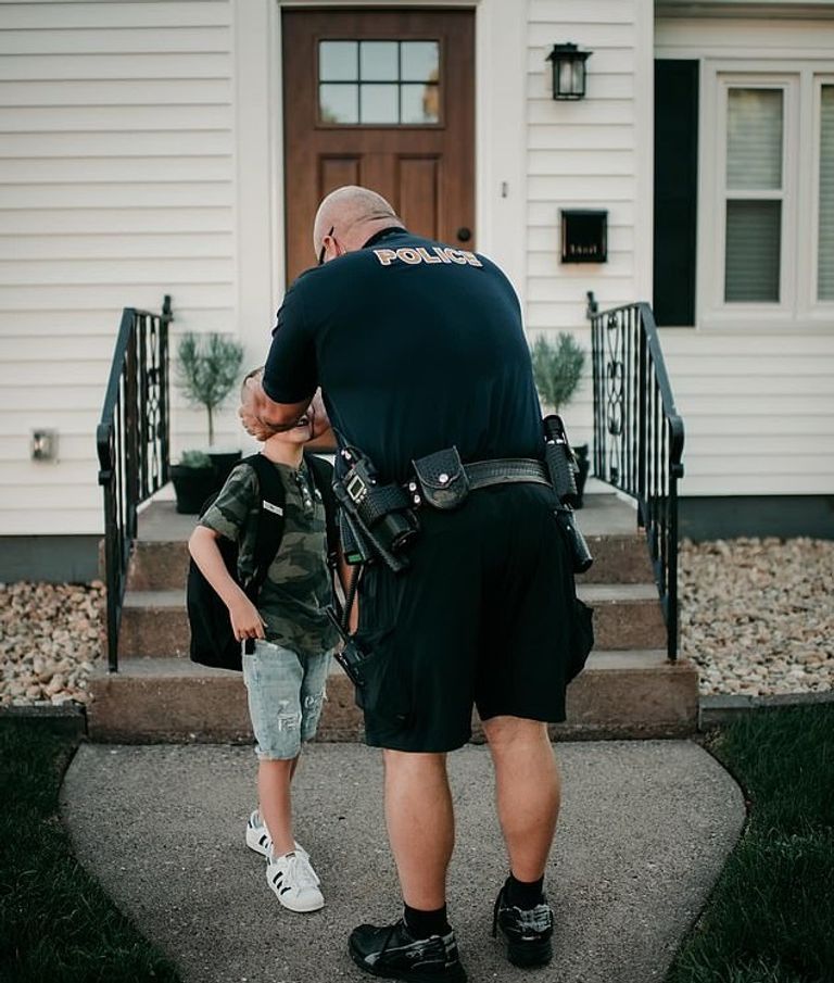 الضابط تطوع لتفقد غرفة نوم الطفل