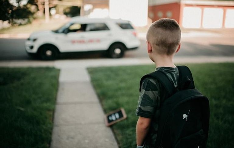 الضابط تطوع لتفقد غرفة نوم الطفل