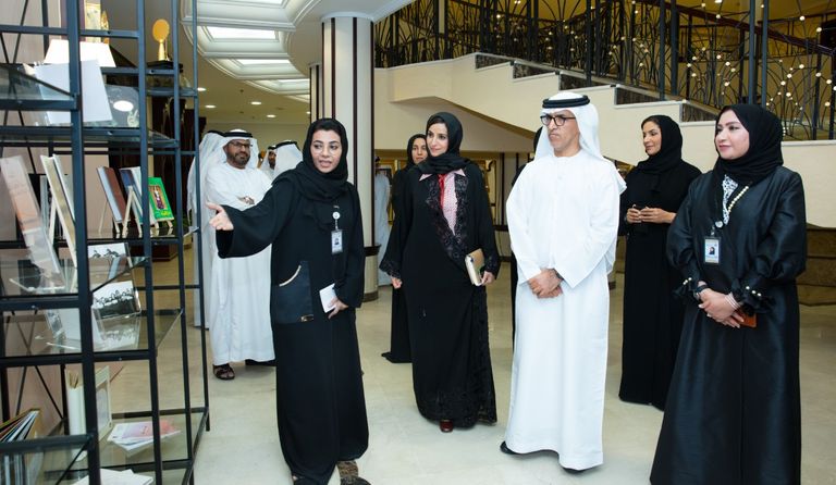 الملتقى ينعقد بالتزامن مع الاحتفال بيوم المرأة الإماراتية