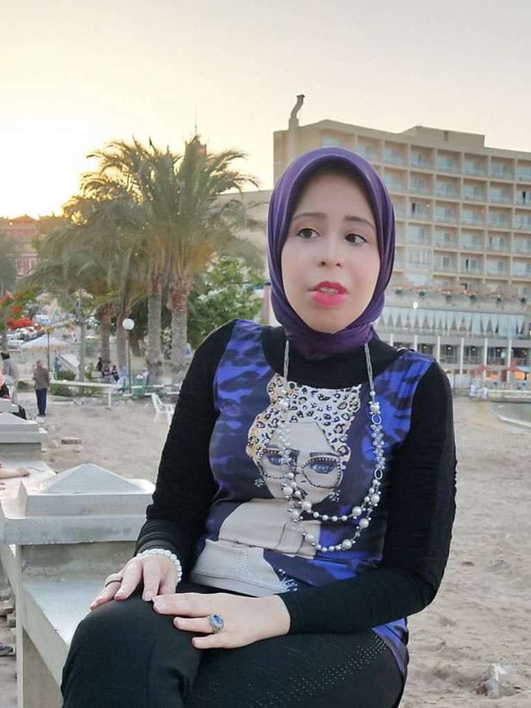 "سهى" قبل مناقشتها رسالة الدكتوراه