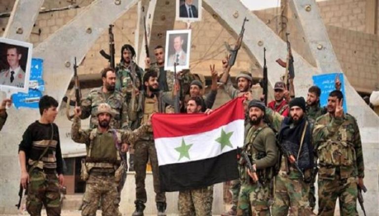 قوات من الجيش السوري تشير بعلامات النصر بأحد مواقع القتال