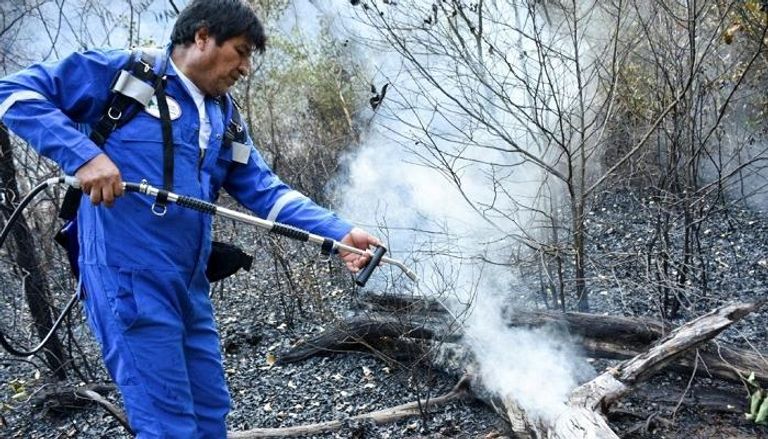 الرئيس البوليفي يشارك في إطفاء حريق شرق البلاد