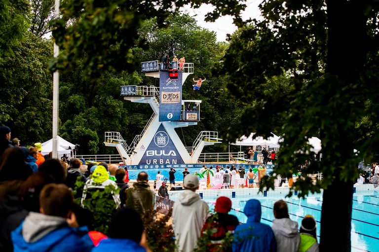 جانب من فعاليات مسابقة "غطسة الموت" في النرويج