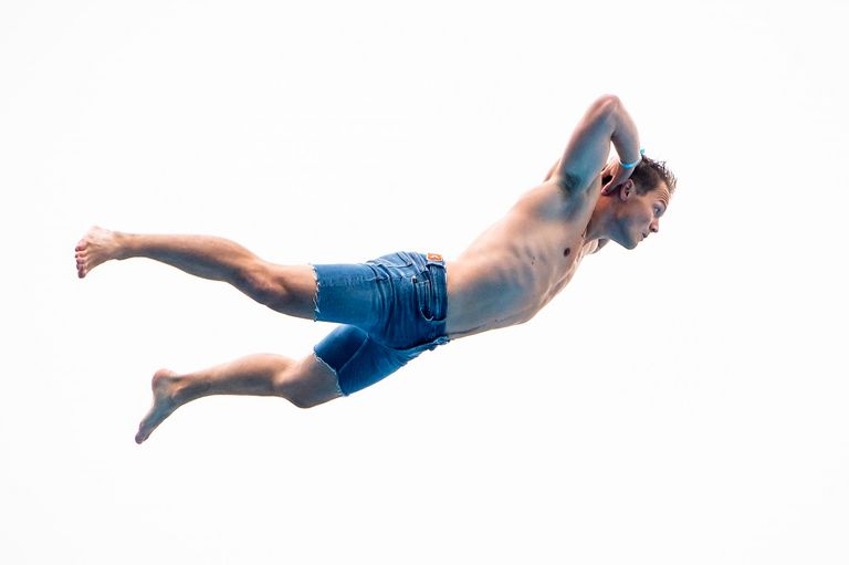 جانب من فعاليات مسابقة "غطسة الموت" في النرويج