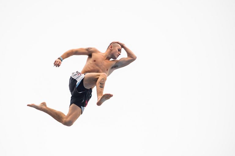 جانب من فعاليات مسابقة "غطسة الموت" في النرويج