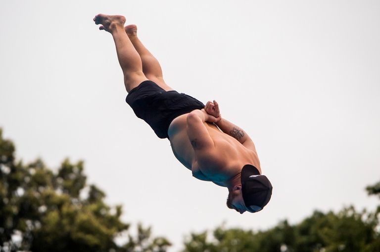 جانب من فعاليات مسابقة "غطسة الموت" في النرويج