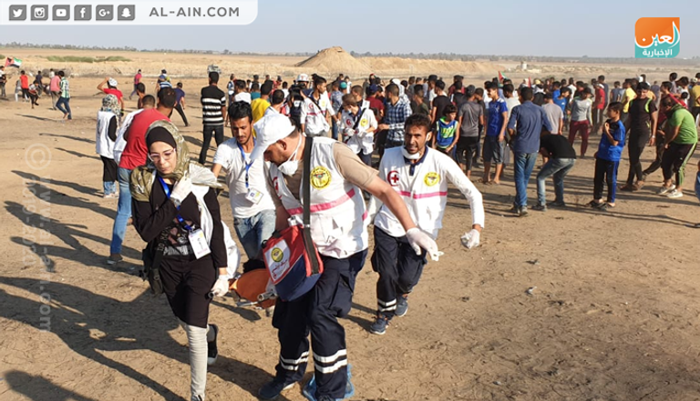 نقل أحد المصابين خلال جمعة الوفاء للشهداء بغزة