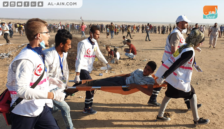 نقل أحد المصابين خلال جمعة الوفاء للشهداء بغزة