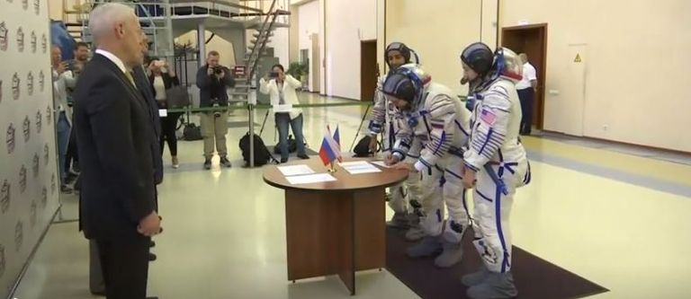 طاقم المهمة 