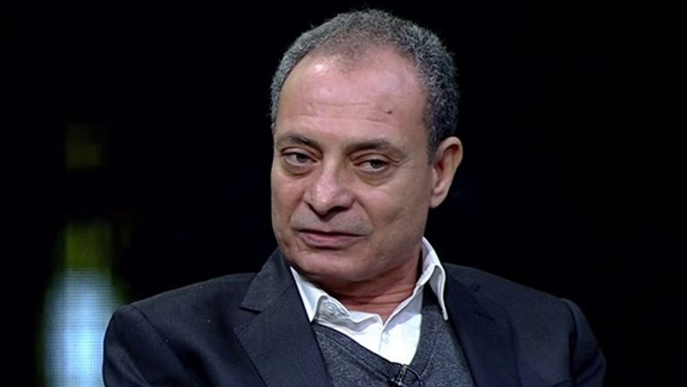 الدكتور حسين حمودة الأديب المصري الراحل نجيب محفوظ