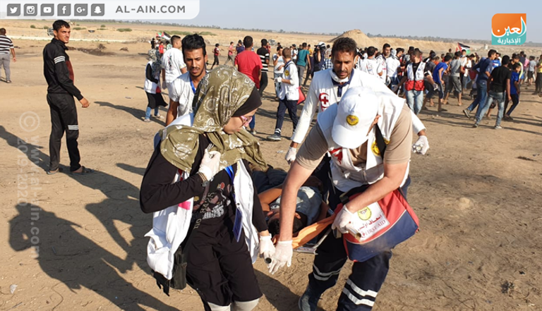 نقل أحد المصابين خلال جمعة الوفاء للشهداء بغزة