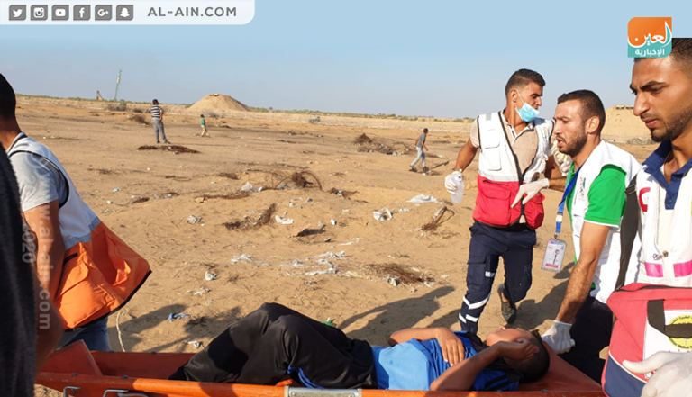 نقل أحد المصابين خلال جمعة الوفاء للشهداء بغزة