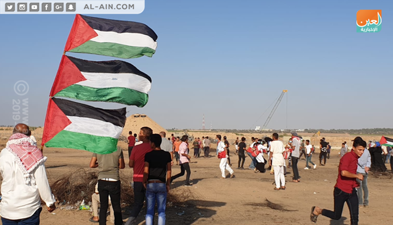 نقل أحد المصابين خلال جمعة الوفاء للشهداء بغزة