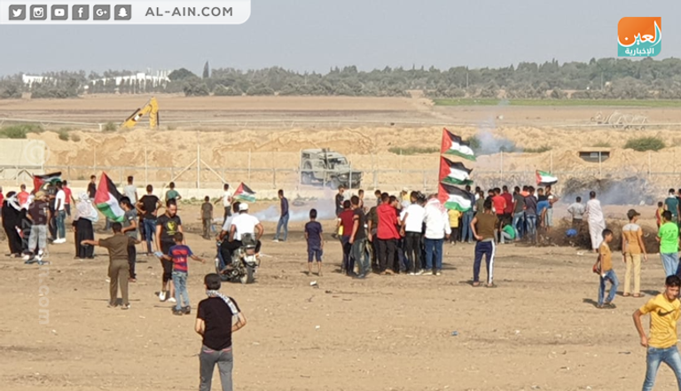 نقل أحد المصابين خلال جمعة الوفاء للشهداء بغزة