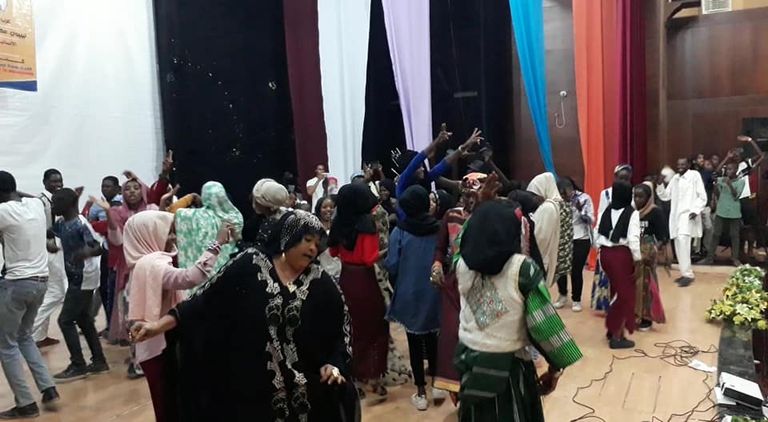 مهاجرون أفارقة بعرض مسرحي بسبها  قارب هجرة غير شرعية قبالة السواحل الليبية- أرشيفية