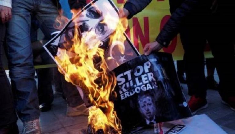 متظاهرون أكراد يحرقون صورة أردوغان - أرشيفية