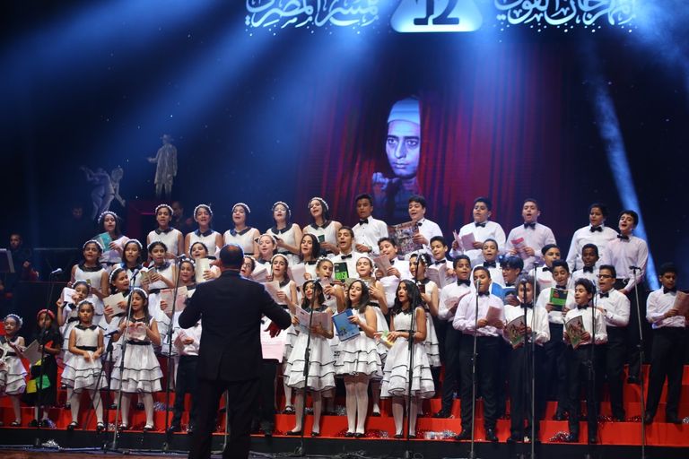 الفنانة صفاء أبوالسعود تبادل الجمهور التحيّة