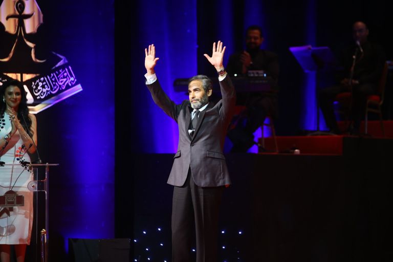 الفنانة صفاء أبوالسعود تبادل الجمهور التحيّة