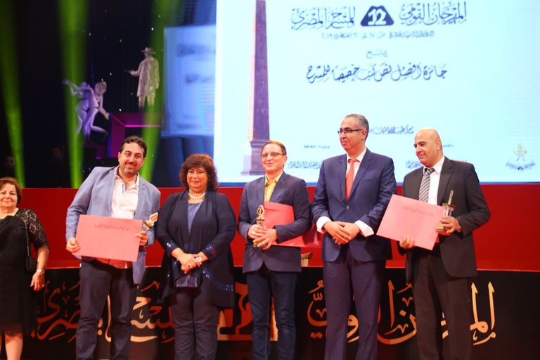 الفنانة صفاء أبوالسعود تبادل الجمهور التحيّة