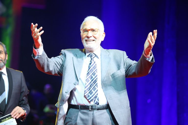 الفنانة صفاء أبوالسعود تبادل الجمهور التحيّة