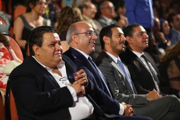 الفنانة صفاء أبوالسعود تبادل الجمهور التحيّة