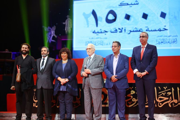 الفنانة صفاء أبوالسعود تبادل الجمهور التحيّة