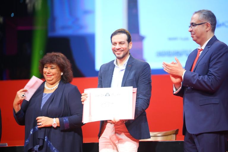 الفنانة صفاء أبوالسعود تبادل الجمهور التحيّة