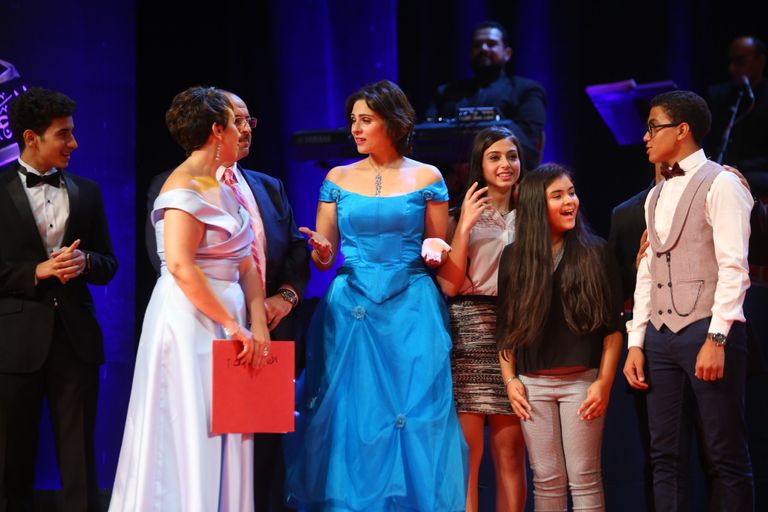 الفنانة صفاء أبوالسعود تبادل الجمهور التحيّة