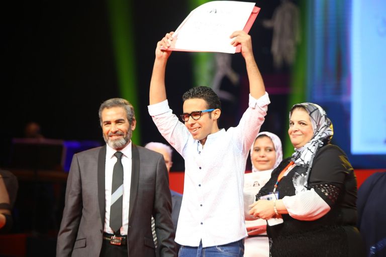 الفنانة صفاء أبوالسعود تبادل الجمهور التحيّة