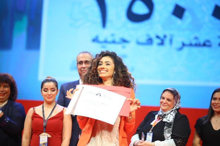 الفنانة صفاء أبوالسعود تبادل الجمهور التحيّة