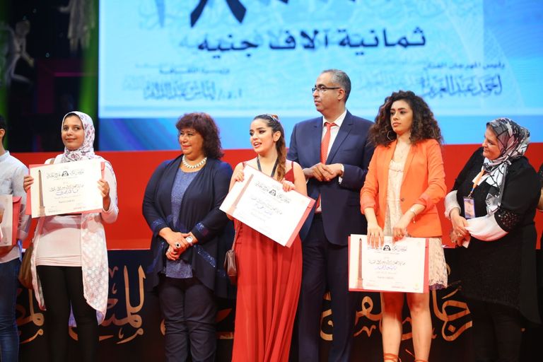 الفنانة صفاء أبوالسعود تبادل الجمهور التحيّة