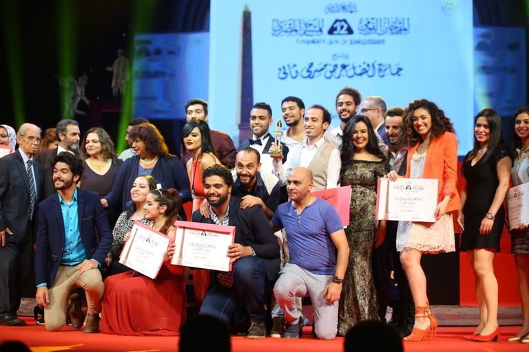 الفنانة صفاء أبوالسعود تبادل الجمهور التحيّة