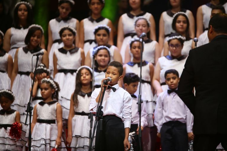 الفنانة صفاء أبوالسعود تبادل الجمهور التحيّة