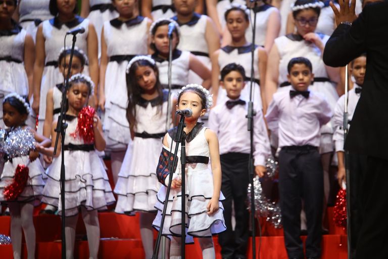 الفنانة صفاء أبوالسعود تبادل الجمهور التحيّة